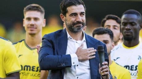 Albiol no desvela si se retira y vive una emocionante despedida en La Cerámica
