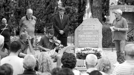 Puigdemont apunta, la CUP azuza y los frikis atacan