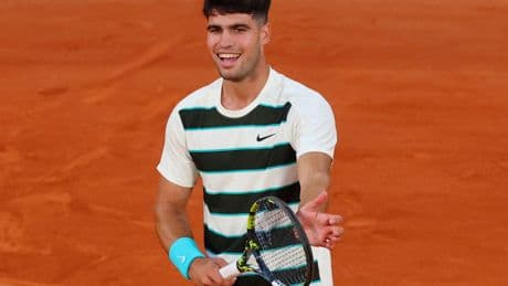 Alcaraz también aprende a sufrir, pero tiene algo distinto en Roland Garros: la sonrisa de ganador
