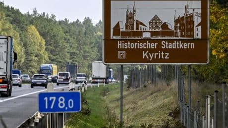 Braune TUT-Schilder an der Autobahn: Sinnlos und viel zu teuer