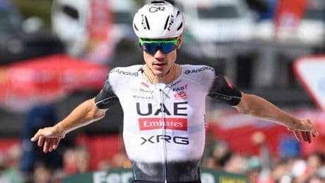 Juan Ayuso supera a Javi Romo en Cantabria y se lleva su segunda victoria en esta Vuelta