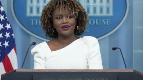 La portavoz de la Casa Blanca de Biden abandona el Partido Demócrata por su "traición"