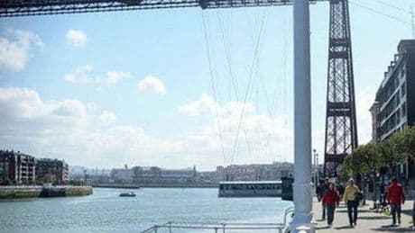 Rescatan a dos hombres tras caer a la ría a la altura del Puente Colgante en Portugalete
