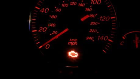 Auf keinen Fall ignorieren: Bei zwei Warnsignalen am Auto sollten Sie unbedingt handeln