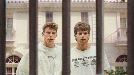 I fratelli Menendez a un passo dalla libertà, giudice Usa riduce la pena: chi sono i rampolli di Beverly Hills che uccisero i genitori. I parenti: «Li abbiamo perdonati»
