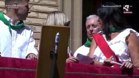 Lío en las fiestas de Huesca: un consejero del PP pide parar el pregón para que se escuchen insultos contra Pedro Sánchez