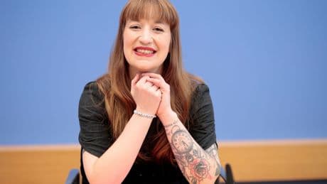 Rosa Luxemburg, Gasmaske und Hyäne - Heidi Reichinnek erklärt ihre Tattoos