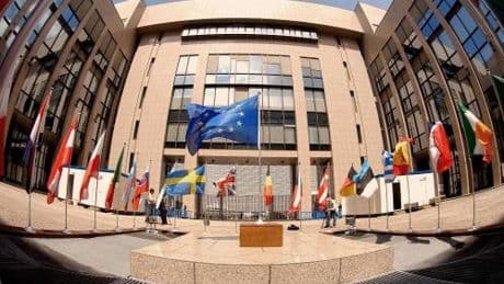 La Ue fa la faccia feroce nella guerra dei dazi: "Trump li elimini tutti"