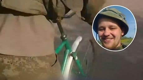 Opmerkelijk beeld: Russische soldaten op de fiets