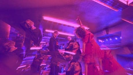 "Pink Elephant" von Arcade Fire: Ein Mann räumt auf