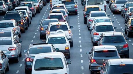 In Italia circolano oltre 41 milioni di auto, è il dato più alto d’Europa: sono sempre più vecchie, care e insicure