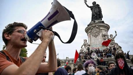 Le mouvement Bloquons tout, “une mise en cause d’un système incarné par Macron”