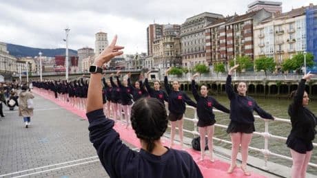 La barandilla de la Ría se transforma en una barra de ballet