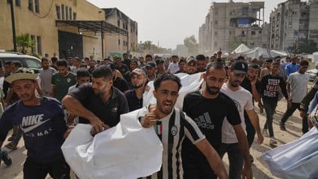 Israel lanza una "extensa" operación terrestre en Gaza tras los ataques aéreos que han matado a un centenar de personas y reanuda una ayuda humanitaria "básica"