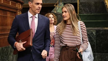 Sánchez sostiene a Corredor pese a la presión de sus socios que ya exigen dimisiones y no "tapar" a los culpables del apagón con "un océano de datos"