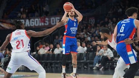 Kıran kırana geçen maçta Anadolu Efes, Bahçeşehir Koleji'ni devirdi