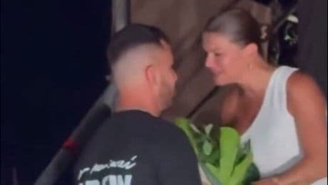 Proposta di matrimonio di Valerio Pastore ad Alessandra Amoroso dopo il concerto di Lecce: il momento romantico