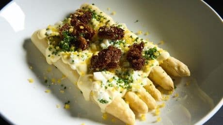 Weißer Spargel „Flämische Art“ aus dem „Crackers“