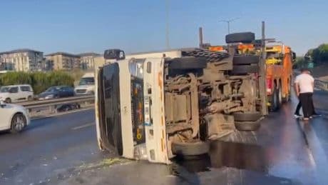 Başakşehir TEM Otoyolu'nda kamyonet devrildi; trafik yoğunluğu oluştu