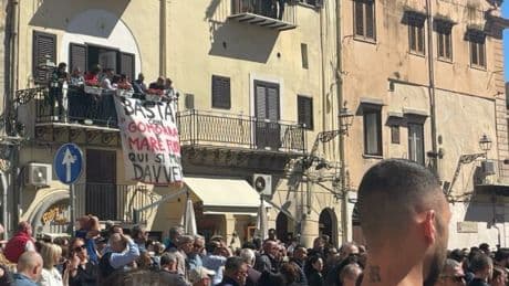 Monreale, migliaia di persone per l’ultimo saluto ai tre ragazzi uccisi: “Stato assente, la strage si poteva evitare”