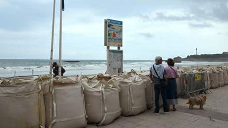 Une houle « cyclonique » sur la façade atlantique, avec des vagues de près de 5 mètres, provoque l’évacuation de plusieurs plages