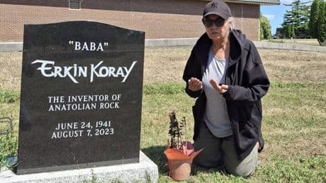 Seyyal Taner, Erkin Koray'ın Toronto'daki mezarını ziyaret etti: Huzurla uyu