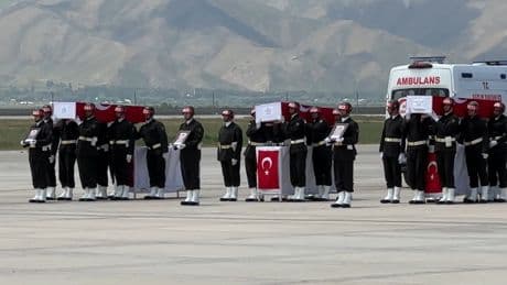 Şehit askerler için Yüksekova'da uğurlama töreni