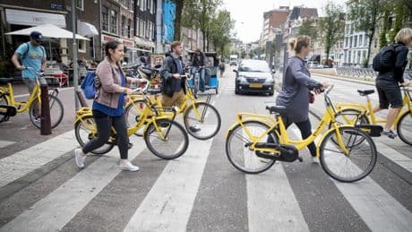 Moet je stoppen voor fietsers die wachten bij zebrapad?