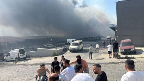 İzmir'de yangın Otokent Galericiler Sitesi'ne sıçradı