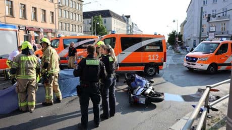 Unfall in Berlin - Lebensgefahr! Biker kracht gegen Notarztwagen