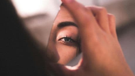 Bajo la sombra del narcisista: las claves de una psicóloga para sobrevivir a la manipulación y salir aún más fuertes