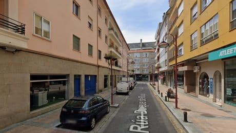 Un joven mata supuestamente a su madre en Vilagarcía y se precipita desde un tercer piso