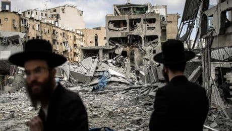 Los iraníes huyen de Teherán ante el castigo de Israel, que bombardea la televisión nacional