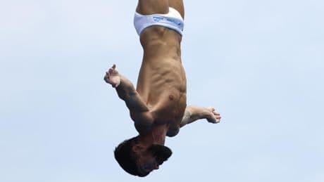 Carlos Gimeno, el hombre que salta desde un noveno piso patrocinado por 'Onlyfans', hace historia en la natación española
