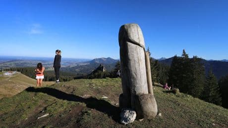Bayern: Zwei Meter hoher Holzpenis sorgt für nächtlichen Polizeieinsatz