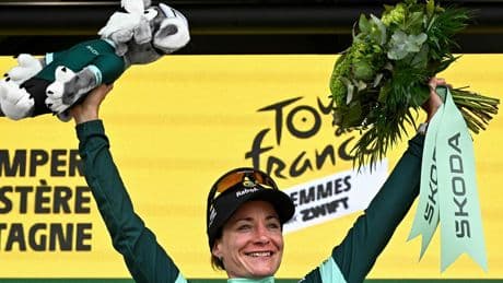Marianne Vos (38) ziet geel en groen in de Tour de Femmes na indrukwekkend startweekend: ’Ze blijft haar grenzen maar verleggen’