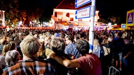 Familie van Lisa (17) aanwezig tijdens minuut stilte op feestweek Abcoude: ’Ze zijn diep geraakt’