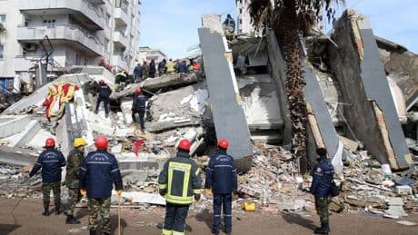 Depremde 35 kişiye mezar olan Ezgi Apartmanı davasında yeniden yakalama kararı