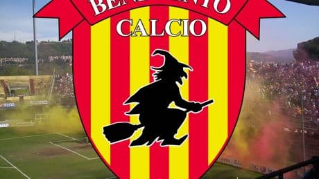 Escudos y logos. Benevento Calcio: un emblema con bruja incoporada