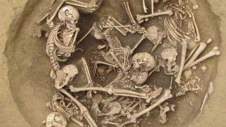 Asesinatos, torturas y brazos izquierdos arrancados: las mutilaciones a prisioneros de guerra más antiguas que se conocen