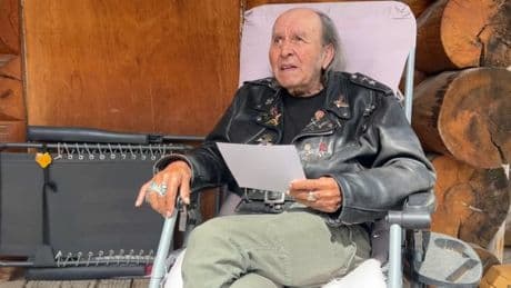Alpes-de-Haute-Provence: le père Guy Gilbert se remémore avoir fêté ses 50 ans de sacerdoce avec le pape François