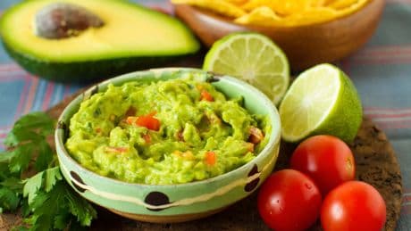 El sencillo ingrediente que debes agregar al guacamole para potenciar su sabor y darle un toque picante