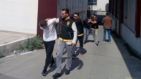 Adana'da vahşet: Husumetlisi zannedip, kapıda bekleyen kardeşini öldürdü