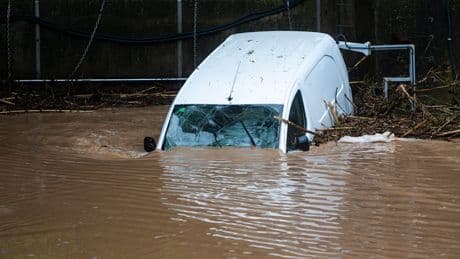 Zwei Menschen im Hochwasser vermisst - Unwetter in Spanien überflutet alles