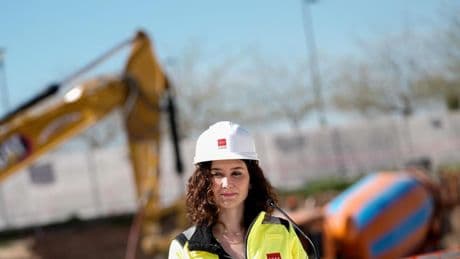 La ley 'estrella' de Ayuso para convertir oficinas en casas 'baratas', a examen: 1.525 pisos en 6 meses y críticas a pueblos