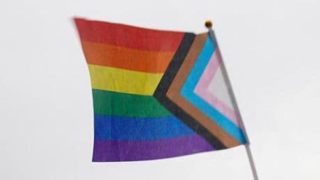 „Nicht kindgerechte Politisierung“ – Eltern klagen gegen Regenbogenflagge in Schulhort