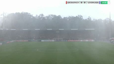 Leverkusen-Spiel unterbrochen - Polizei nach Hagel-Alarm eingeschaltet