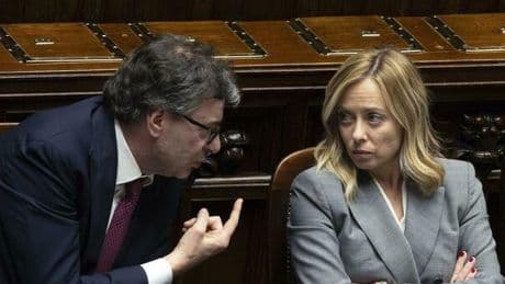 Taglio Irpef ceto medio, cosa cambierebbe con l'aliquota al 33%. Ma per Giorgetti serve cautela (anche sulla rottamazione)