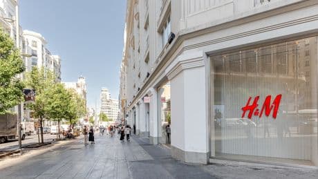 Así es la nueva tienda de H&amp;M en Gran Vía: moda circular, espejos que recomiendan looks y robots
