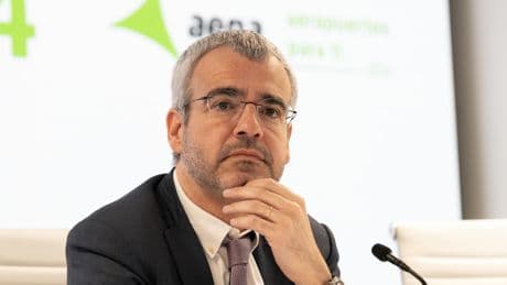 Aena gana casi 900 millones en un semestre con tráfico récord y subirá tarifas un 6,5%
